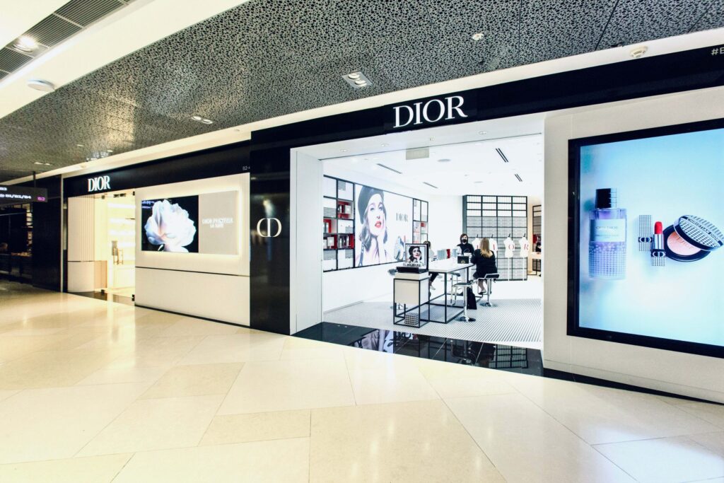 Dior-New-Look-Collection-2022-store-front