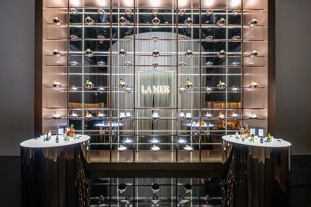 La Mer MIRACLE UNVEILED: The Alchemist’s Atelier Shelving Display