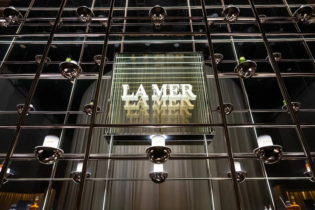 La Mer MIRACLE UNVEILED: The Alchemist’s Atelier Shelving Display Close-Up