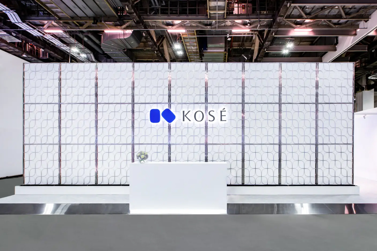 Kose incorporating unique shapes and materials in their exhibition booth