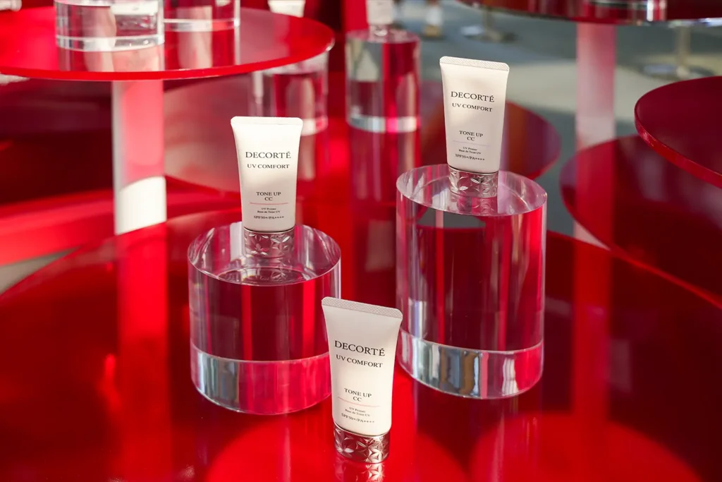 DECORTÉ UV Comfort Sunscreen Pop-Up @ Guoco Tower Urban Park - Image 5 DECORTÉ UV Comfort Sunscreen Pop-Up - Close-Up Product Display