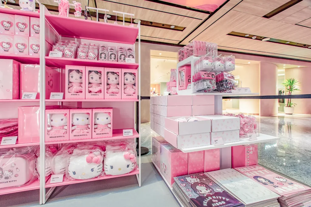 Hello Kitty X Jisoo - Merch Shelving