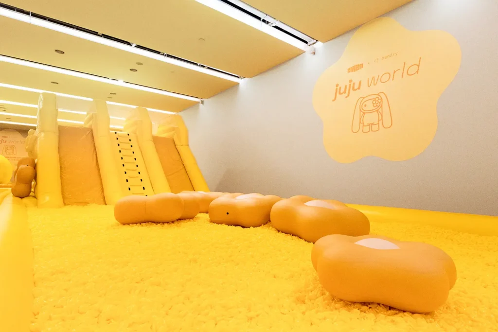 JuJu World by Cj Hendry - Image 4 JuJu World by Cj Hendry - Inflatable Flowers
